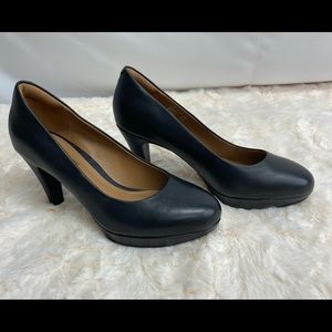 Clarks black pumps